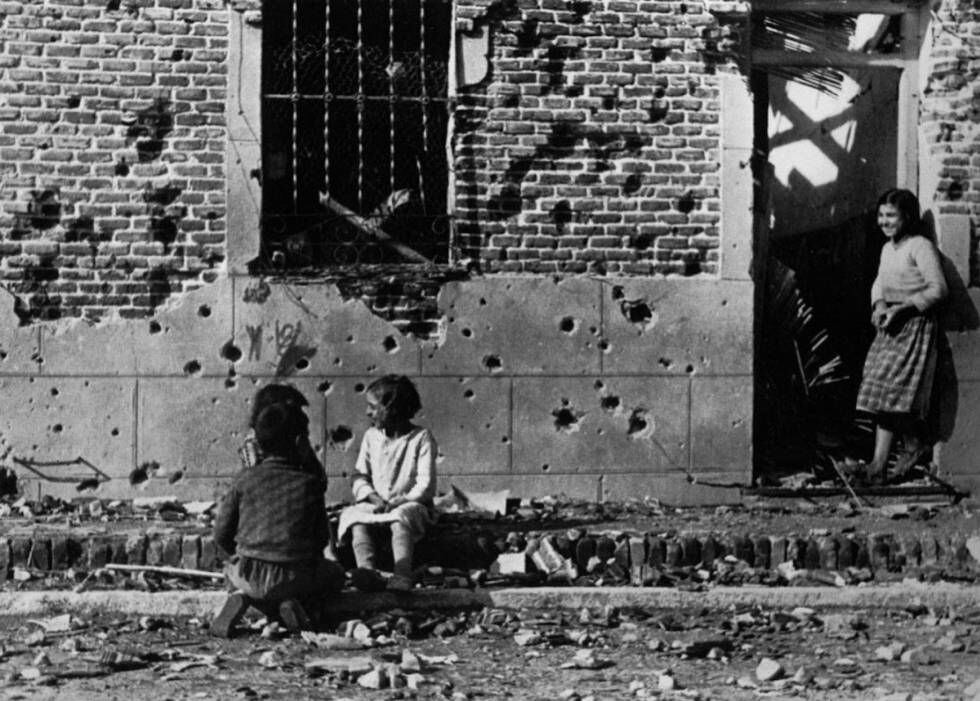 La foto de Robert Capa de unos niños delante de una casa en Entrevías, en noviembre de 1936. 