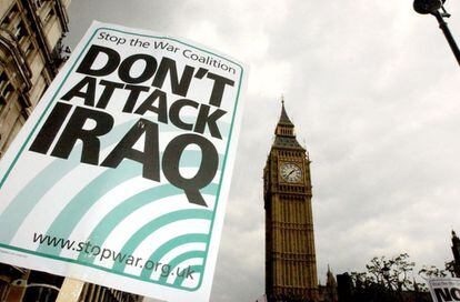 Londres, 28/09/2003. Pancarta con la inscripción "no atacar Irak", durante la manifestación de más de 100.000 personas, que tuvo lugar en el centro de Londres, en contra de la propuesta de llevar a cabo una acción militar contra Irak por parte del presidente de los Estados Unidos, George W. Bush, y el primer ministro británico,Tony Blair (Reino Unido)