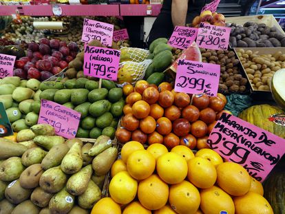 Puesto con frutas y hortalizas en un mercado de Madrid, el pasado 14 de abril.