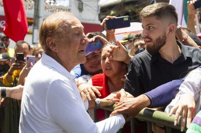 El candidato presidencial independiente, exalcalde de Bucaramanga Rodolfo Hernández, saluda a sus seguidores durante su visita a Piedecuesta.