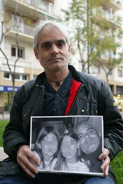 Francisco José Iborra muestra una foto de sus hijas.
