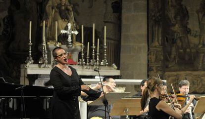 La soprano &Aacute;ngeles Blancas durante su concierto en la iglesia del Carme con la orquesta de Cadaqu&eacute;s.