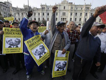 Manisfestantes protestan contra Montesinos y Fujimori.