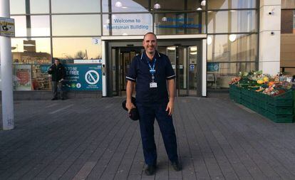 Joan Pons Laplana, en la entrada principal de su hospital en el norte de Sheffield.