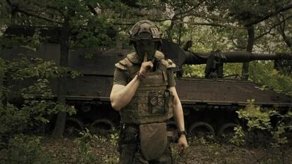 Un soldado ucranio posaba este domingo en un lugar del frente de guerra, en una imagen difundida por el Ministerio de Defensa ruso.