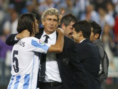 Demichelis abraza a Pellegrini al final del partido.