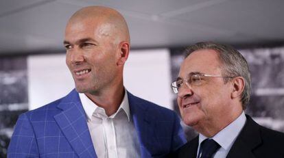 Zidane y Florentino P&eacute;rez, en la presentaci&oacute;n del franc&eacute;s como t&eacute;cnico del Madrid. 