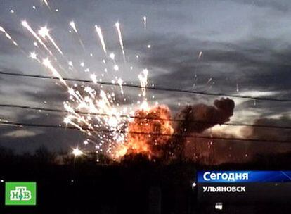 Imagen tomada de la televisión rusa de una cadena de explosiones en un almacén de armas en el sureste del país