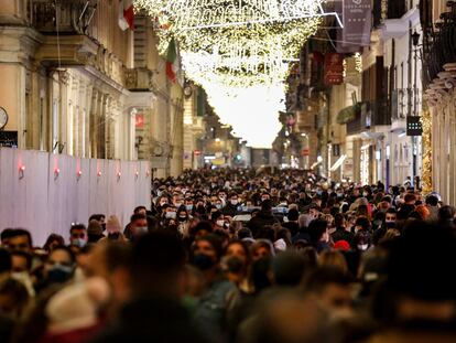 Multitud de personas en una calle del centro de Roma el domingo.