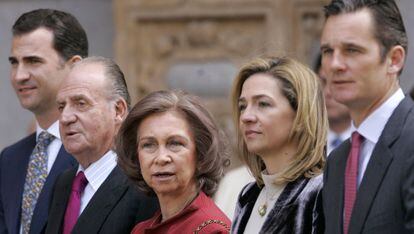 Miembros de la Familia Real posan en la Catedral de Palma de Mallorca en la Semana Santa del año 2008.