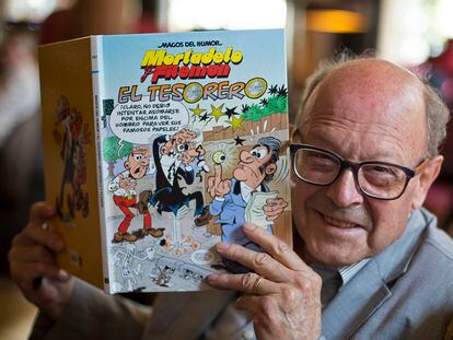 Francisco Ibáñez muestra uno de los cómics de Mortadelo y Filemón