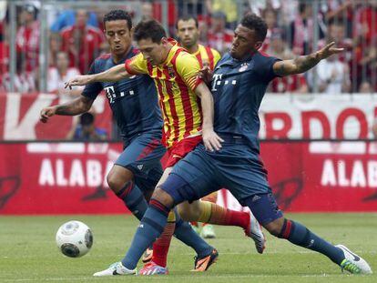 Messi disputa un bal&oacute;n con Thiago y Boateng.