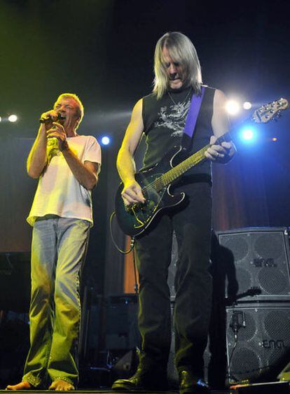 El cantante de Deep Purple, Ian Gillan, y el guitarrista, Steve Morse, anoche en Vistalegre.