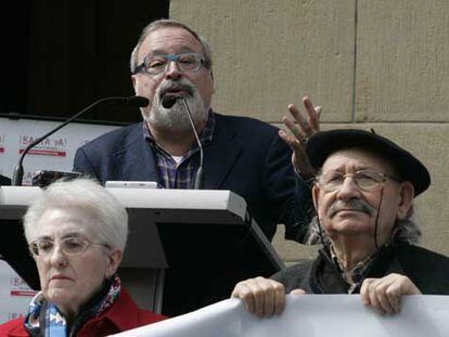 Fernando Savater, detrás del escultor Agustín Ibarrola, se dirige a los asistentes al acto.