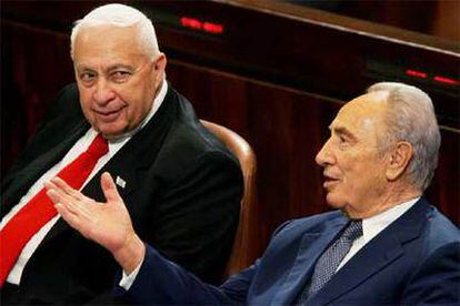 Ariel Sharon, izquierda, y el líder del Partido Laborista, Simon Peres, durante la votación de hoy en el Parlamento israelí.