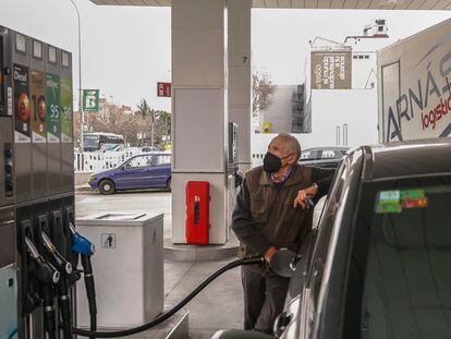 Un conductor reposta este miércoles en una gasolinera de Madrid.