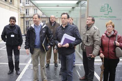 Representantes locales de Treviño, en las puertas del Parlamento vasco.