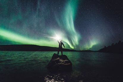 El pasado viernes la aurora boreal dejó esta fotografía hecha en Ivalo de Laponia (Finlandia).