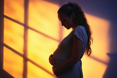 Una adolescente embarazada, en penumbra