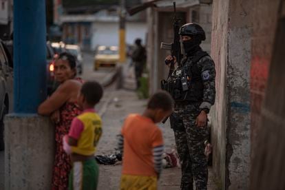 Una señora y dos niños observan un operativo de control en Esmeraldas (Ecuador), el 28 de abril de 2023.