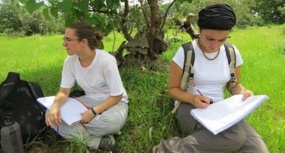 Dos alumnas toman nota en el campo durante una de las formaciones. El Instituto Jane Goodall ofrece cursos de primatología, de guía eco-turístico o de investigación aplicada a la conservación.