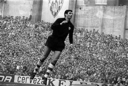El guardameta José Ángel Iribar realiza un salto en un partido del Athletic de Bilbao