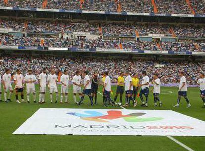 Los jugadores del Madrid (a la izquierda) y los del Tenerife, el pasado sábado promocionando la candidatura olímpica de Madrid antes del partido.