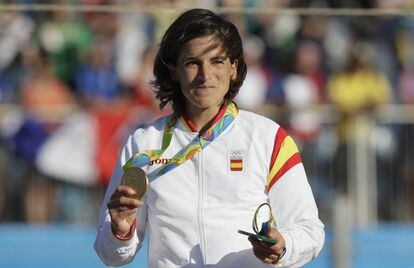 Maialen Chourraut muestra la medalla de oro conseguida en slalom K1