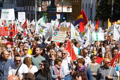 Marcha en Córdoba en defensa de la sanidad pública en Andalucía, este sábado. 
