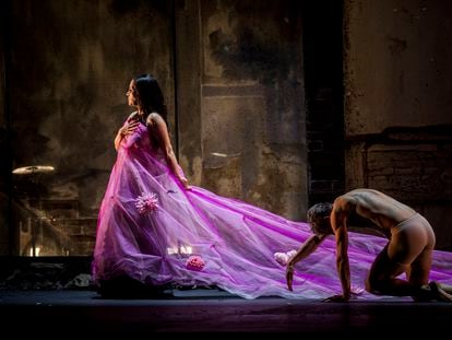 Eva Yerbabuena y el bailarín Fernando Suels Mendoza en el final de 'Al igual que tú'.
