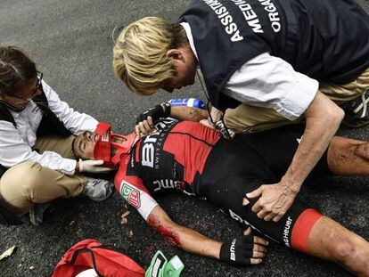 Richie Porte, atendido por los médicos, después de la caída en la novena etapa.