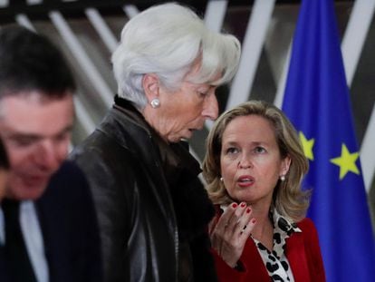 La vicepresidenta Nadia Calviño y la presidenta del BCE, Christine Lagarde, antes del comienzo del Eurogrupo el lunes en Bruselas