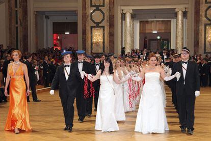 Estudiantes en el baile de fraternidades WKR, en el Palacio Imperial de Viena, organizado por la ultraderecha austriaca el 27 de enero, día en que se conmemora el Holocausto.