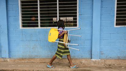 Una estudiante camina a su salón de clases en una escuela del municipio de Unguia (Colombia), cerca de la frontera con Panamá.