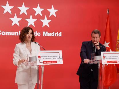 La presidenta de la Comunidad de Madrid, Isabel Díaz Ayuso, y el presidente de Castilla-La Mancha, Emiliano García-Page, durante un acto oficial en la sede del Gobierno madrileño.