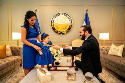 Nayib Bukele, acompañado de su esposa e hija en el despacho presidencial.