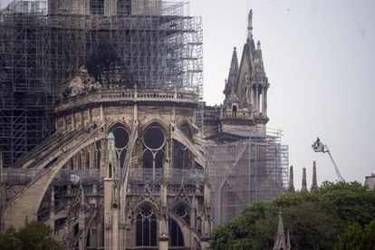 El Ayuntamiento de París ha anunciado el desbloqueo inmediato de 50 millones de euros, mientras que la presidenta de la región de París, Valérie Pécresse, anunció otros 10 millones de los fondos de emergencia “para que las obras más urgentes puedan comenzarse rápidamente”, dijo en una visita matutina a la catedral.
