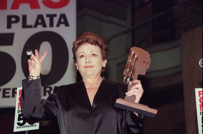 En el cine, ganó un Premio Goya a la mejor actriz de reparto por 'Siete mesas de billar francés' (2007), dirigida por Gracia Querejeta. En la foto, la actriz posa con el Fotogramas de Plata que ganó en el año 2000.