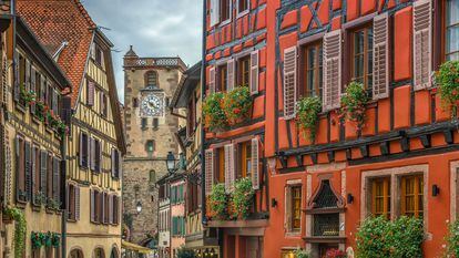 Arquitectura tradicional en una calle de Ribeauvillé, en la región francesa de Alsacia.