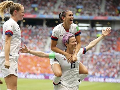 Rapinoe celebra el 1-0 a Holanda.