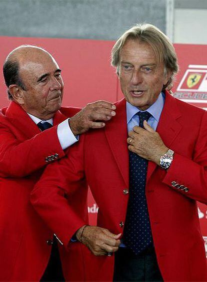 El presidente del Banco de Santander, Emilio Botín , coloca la chaqueta al presidente de Ferrari, Luca di Montezemolo, durante la presentación del acuerdo de patrocinio.