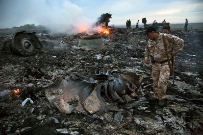 Restos del avión MH17 cerca de la localidad ucrania de Grábovo, el 17 de julio de 2014.