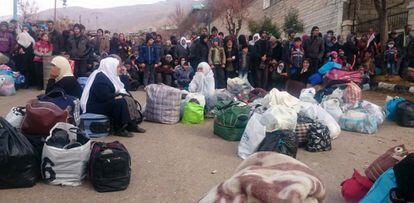 Un grupo de sirios espera la llegada de un convoy de ayuda humanitaria en Madaya el pasado 11 de enero. 