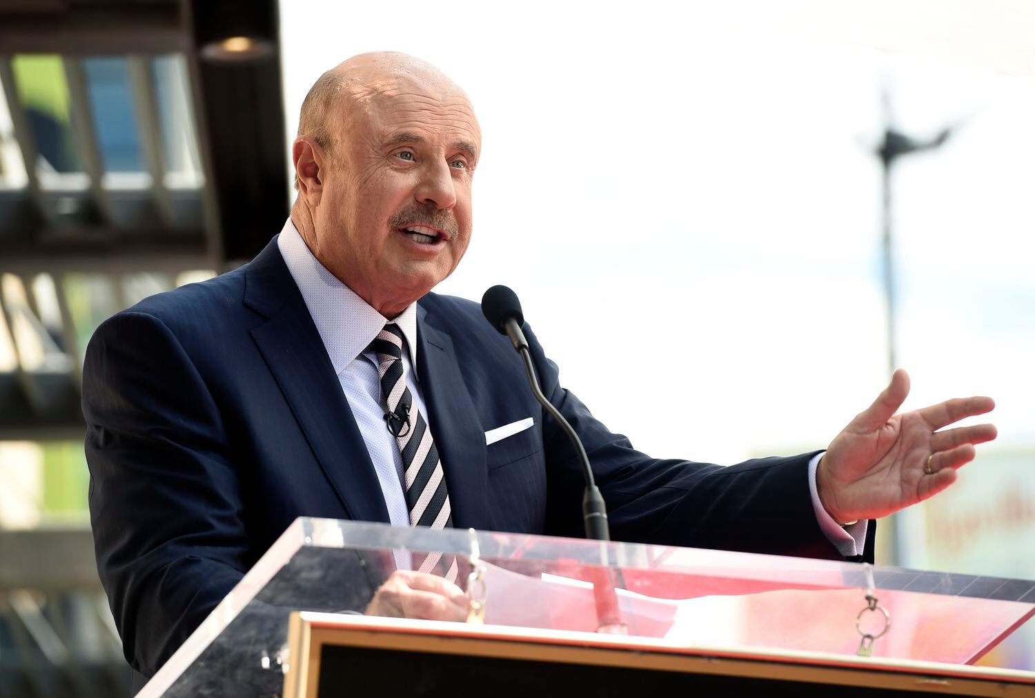 El doctor Phil McGraw recibe un premio en el paseo de la fama de Hollywood, en Los Ángeles, el 21 de febrero.