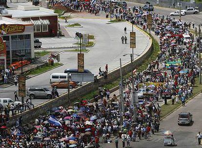 Cientos de seguidores del presidente depuesto, Manuel Zelaya, marchan hoy hacia la Casa Presidencial