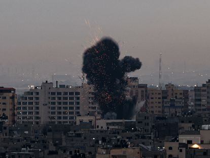 Bombardeo israelí en Gaza capital, este jueves.
