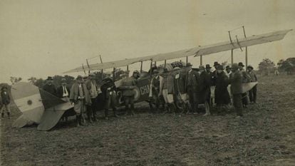 El avión utilizado durante la masacre de Napalpí, fotografiado por el equipo del etnólogo Lehmann Nitsche, en 1924.