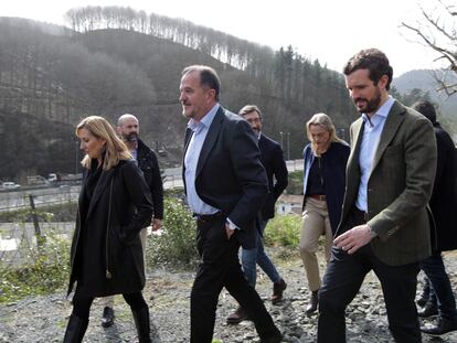 El presidente del PP, Pablo Casado, en la zona del vertedero de Zaldibar junto a Carlos Iturgaiz, candidato popular a lehendakari.