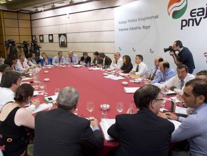 El PNV celebr&oacute; una reuni&oacute;n extraordinaria en Bilbao para debatir medidas econ&oacute;micas.