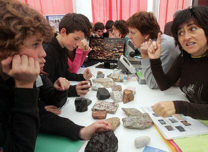 Varios alumnos asisten ayer a una explicación sobre geología en la Semana de la Ciencia.